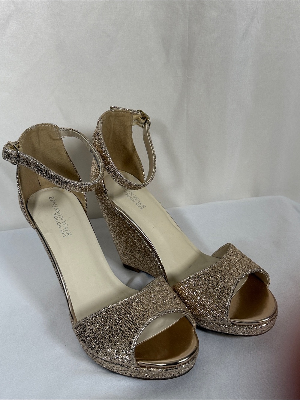 Touch Ups Benjamin Walk Gold Glitter Wedge Sandals NWOT 8